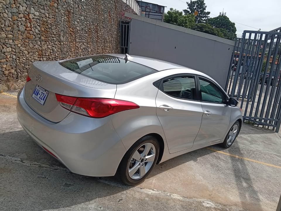 2013 Hyundai Elantra - foto 2
