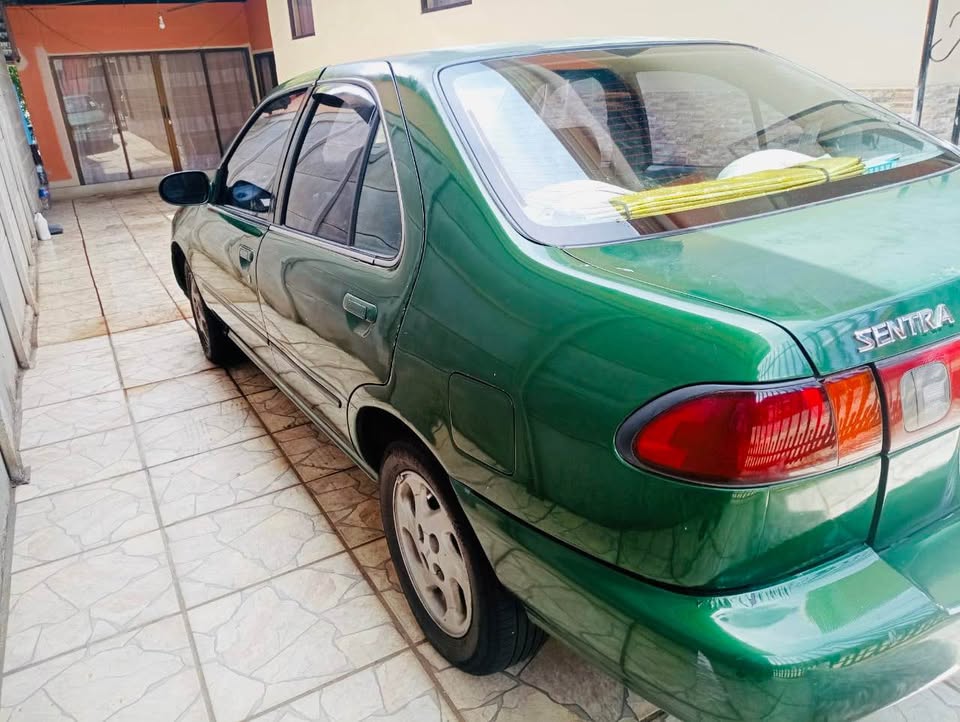 1998 Nissan Sentra - foto 2