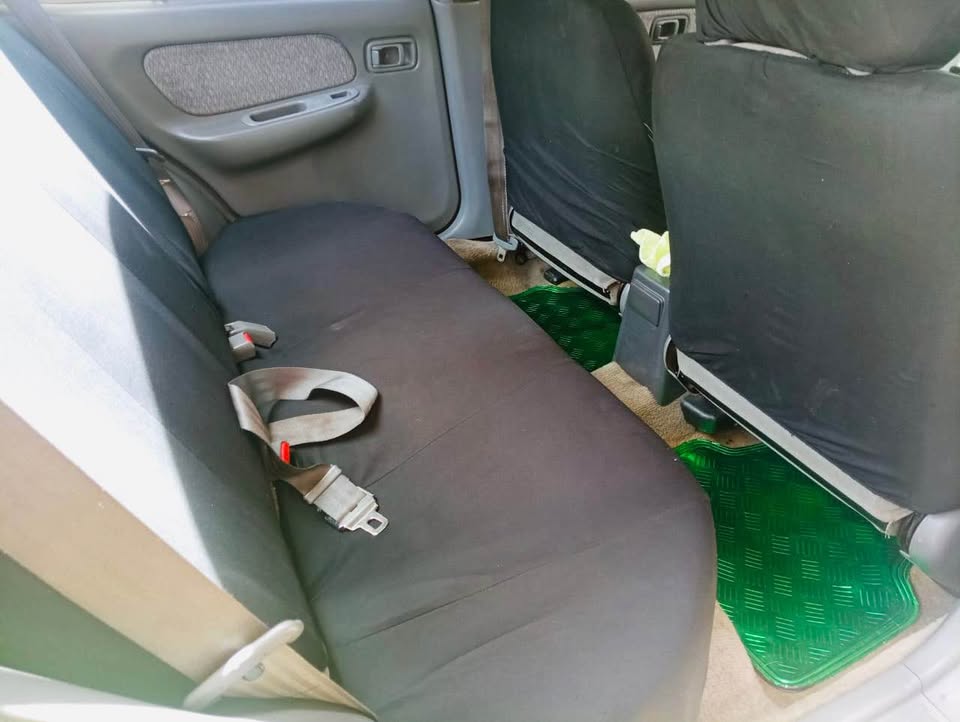 1998 Nissan Sentra - foto 5
