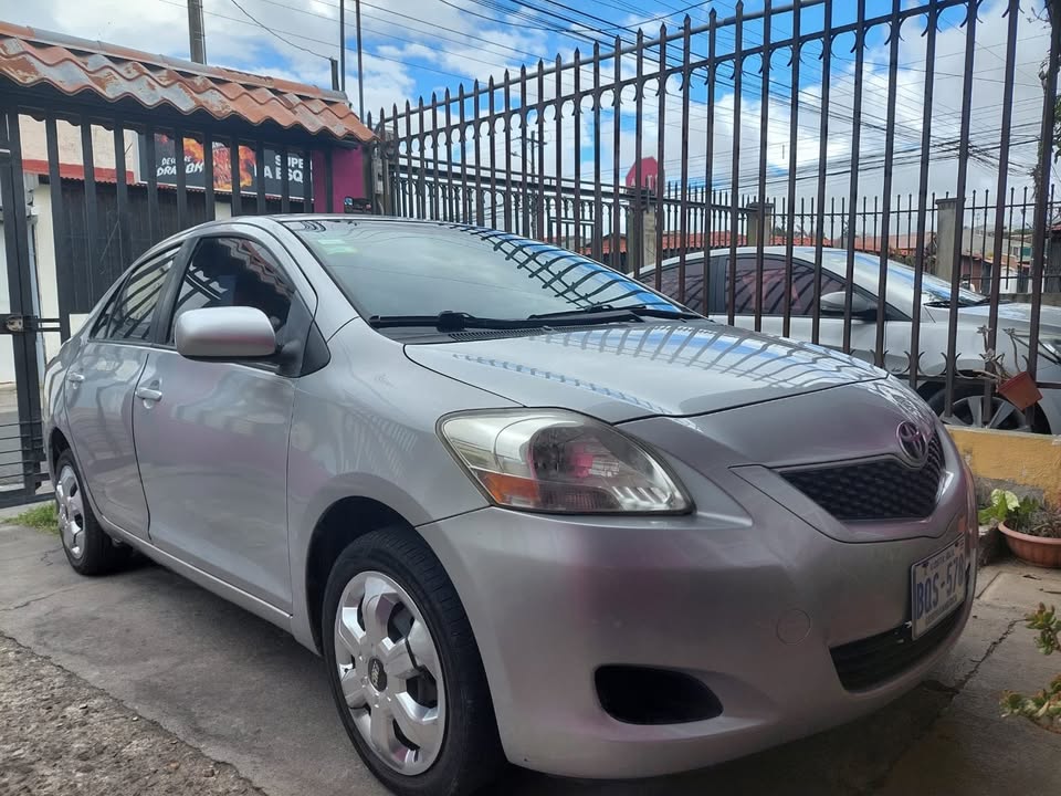 2012 Toyota Yaris - foto 2