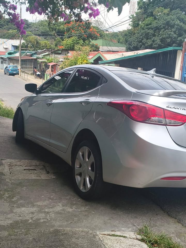 2011 Hyundai Elantra - foto 2