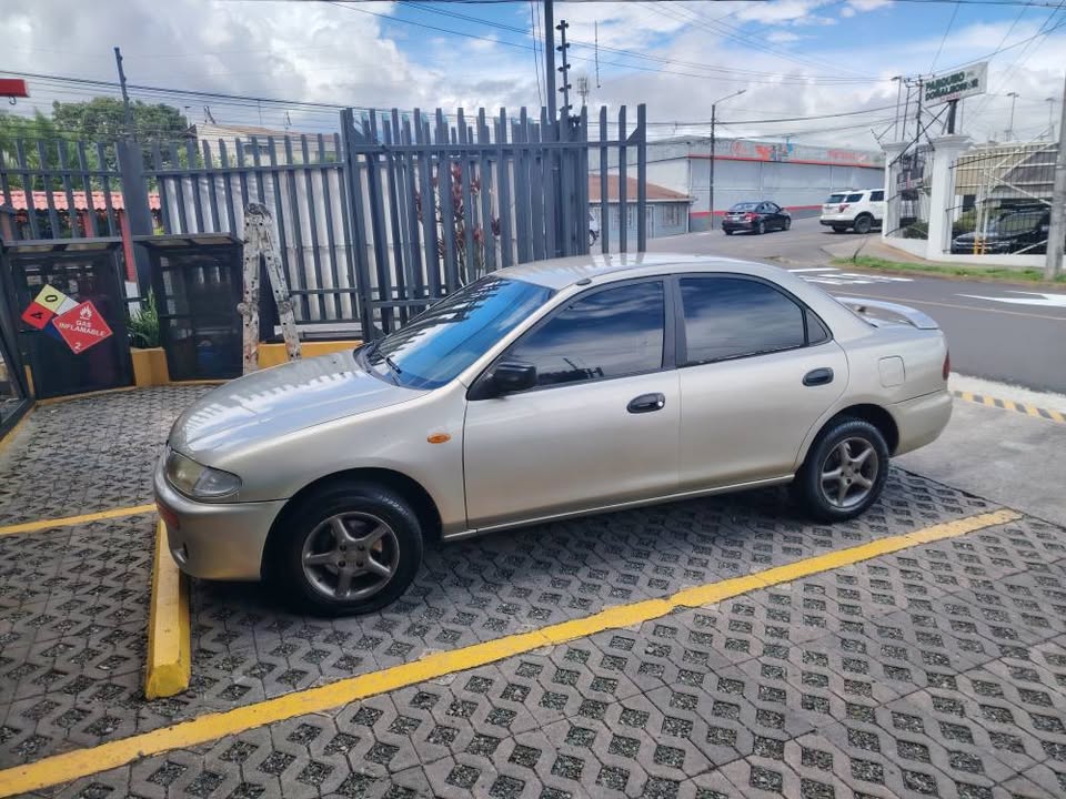 1996 Mazda Mazda3 - foto 2