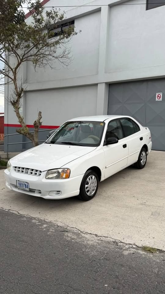 2000 Hyundai Accent - foto 2