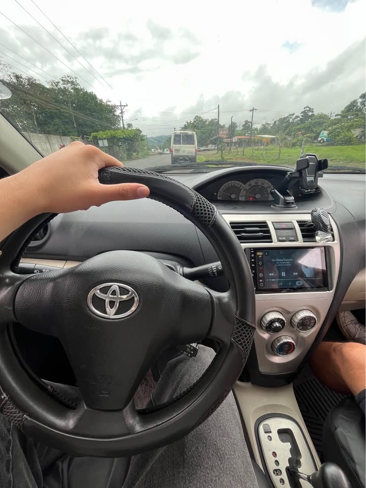 2027 Toyota Yaris - foto 2