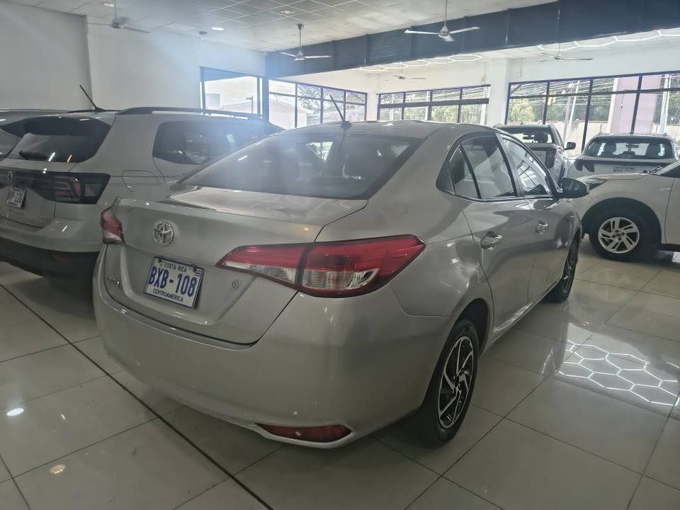 2023 Toyota Yaris - foto 2