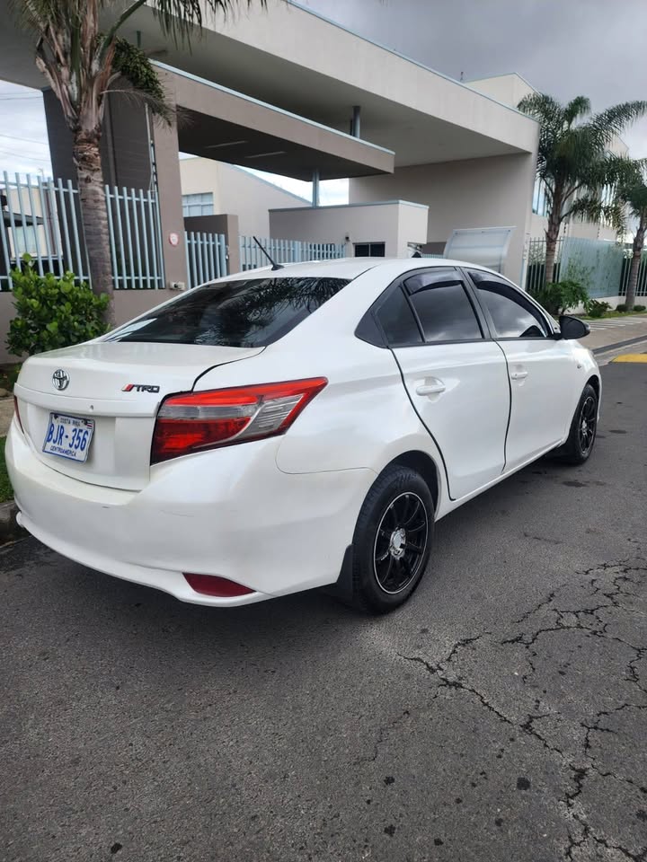 2016 Toyota Yaris - foto 2