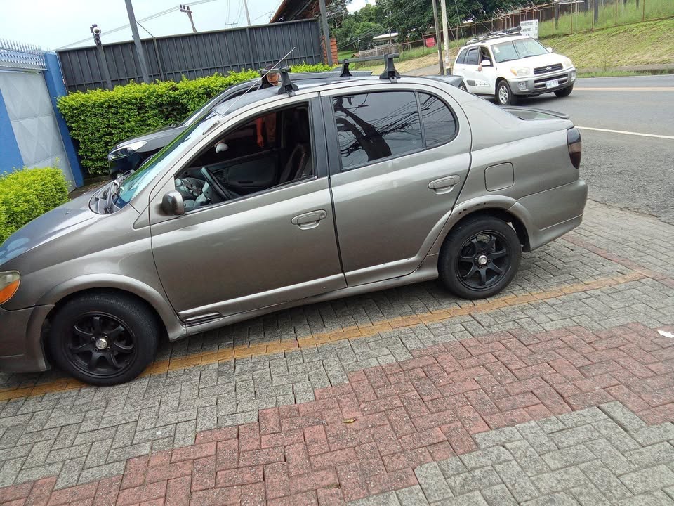 2000 Toyota Yaris Sedan - foto 3