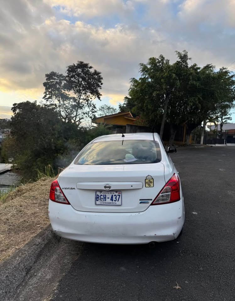 2015 Nissan Versa - foto 2