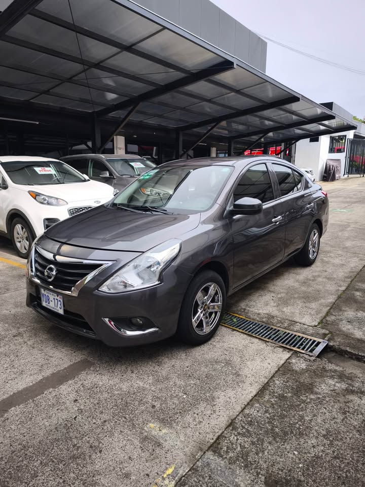 2017 Nissan Versa - foto 2