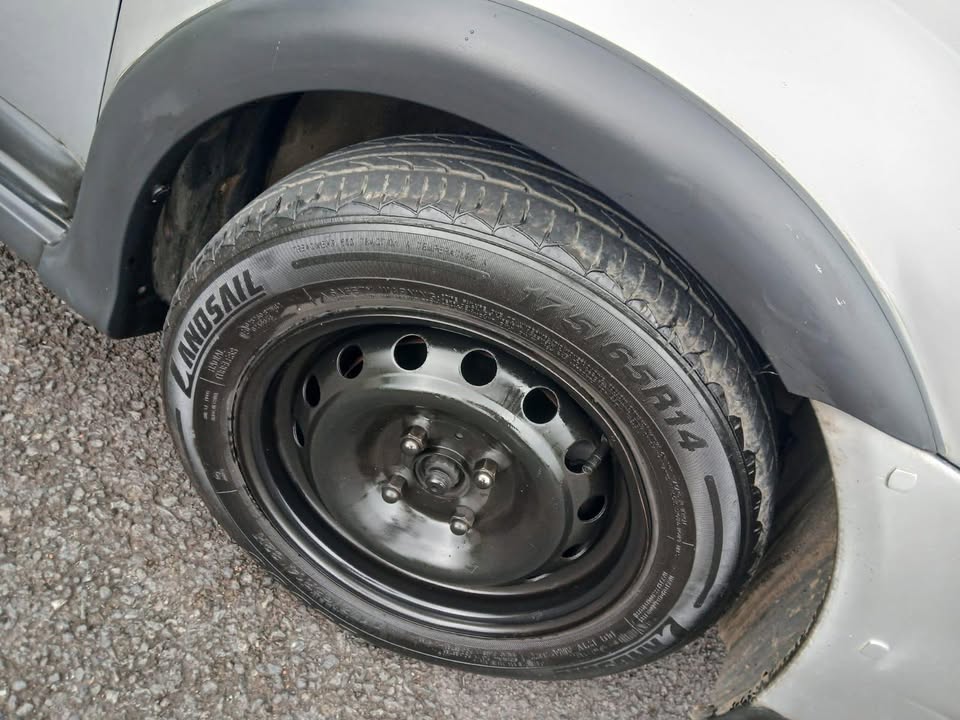2001 Toyota Yaris - foto 5