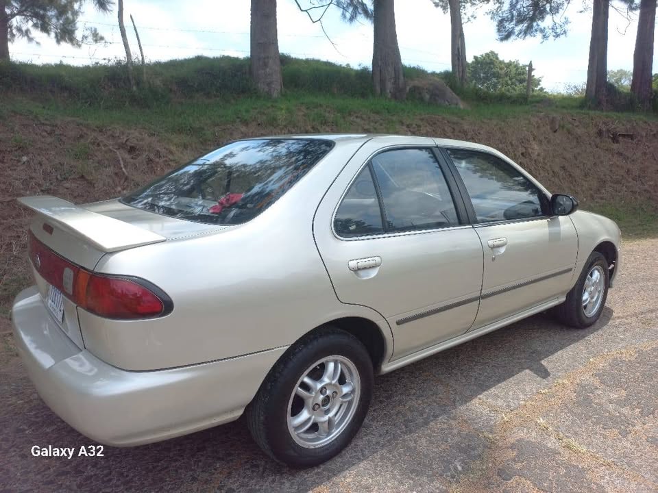 1998 Nissan Sentra - foto 2
