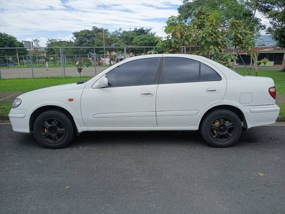 2002 Nissan Almera - foto 2