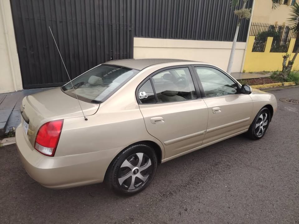 2003 Hyundai Elantra - foto 2