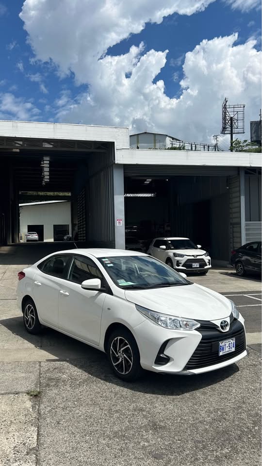 2023 Toyota Yaris - foto 2