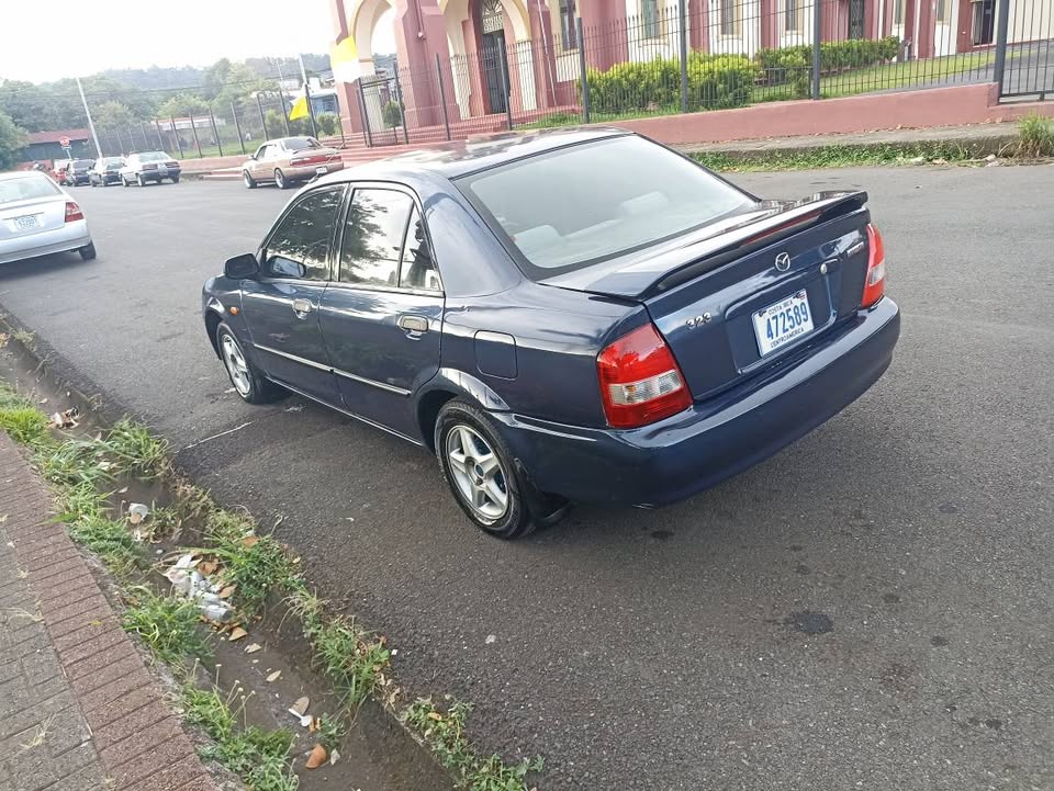 2002 Mazda 323 - foto 3