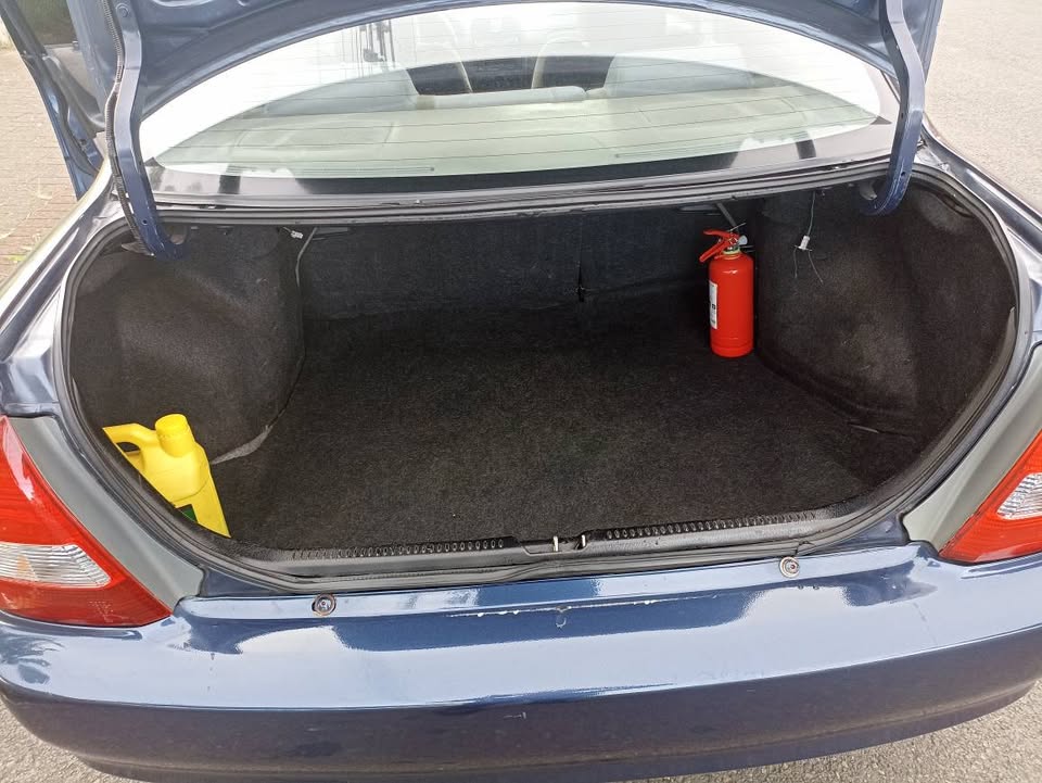 2002 Mazda 323 - foto 5