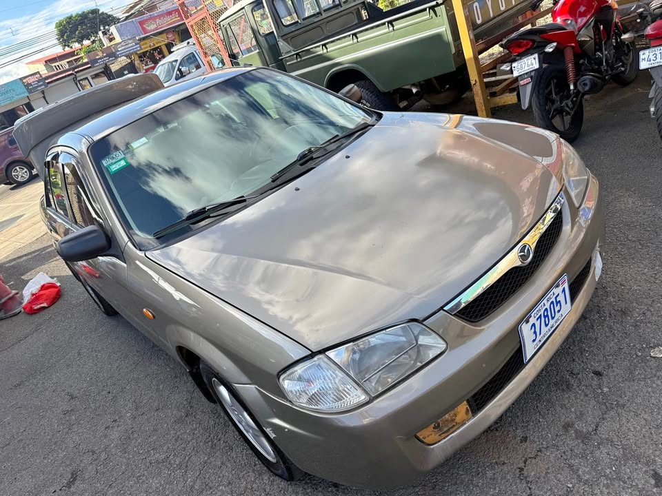 2000 Mazda 323