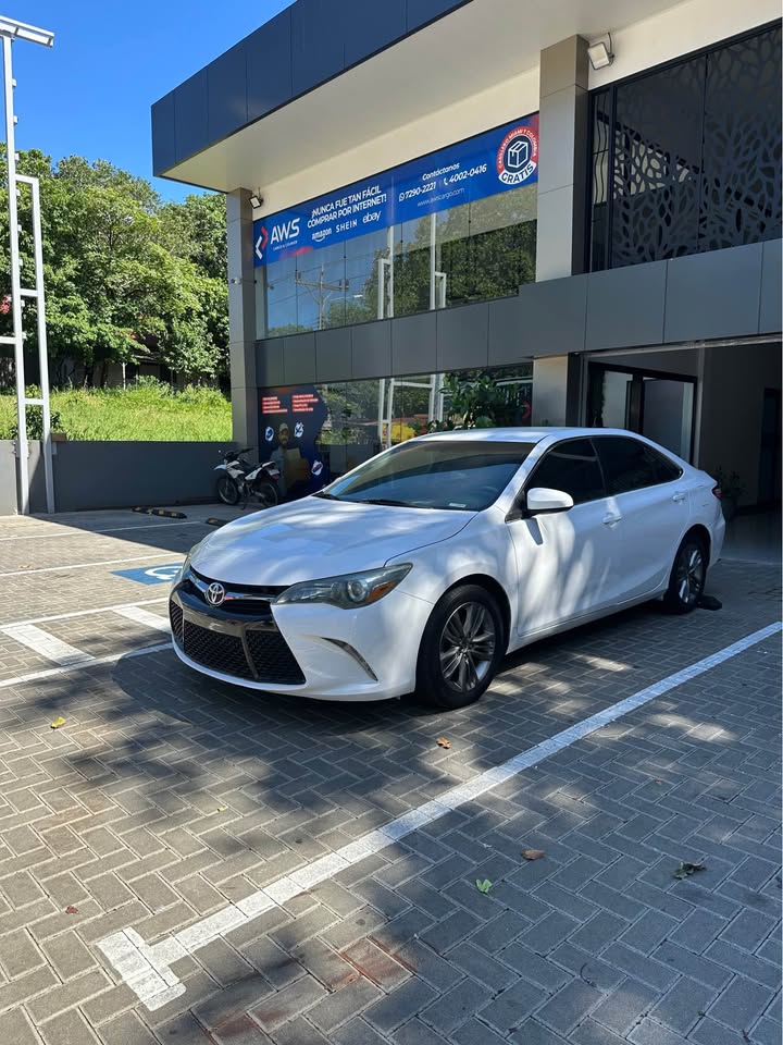 2015 Toyota Camry - foto 2