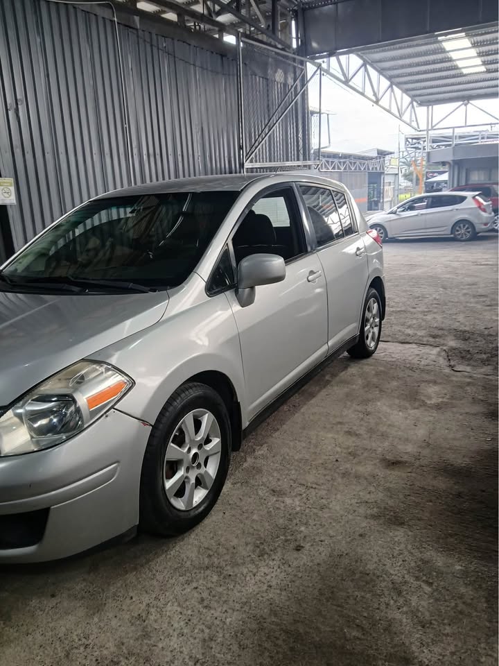2011 Nissan Versa - foto 2
