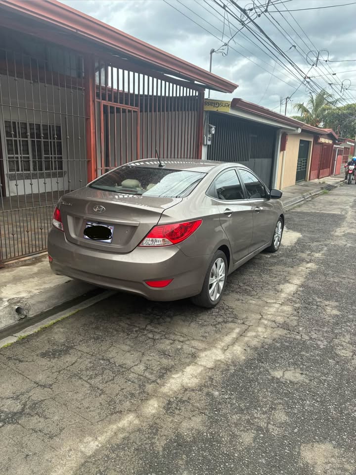 2012 Hyundai Accent - foto 2