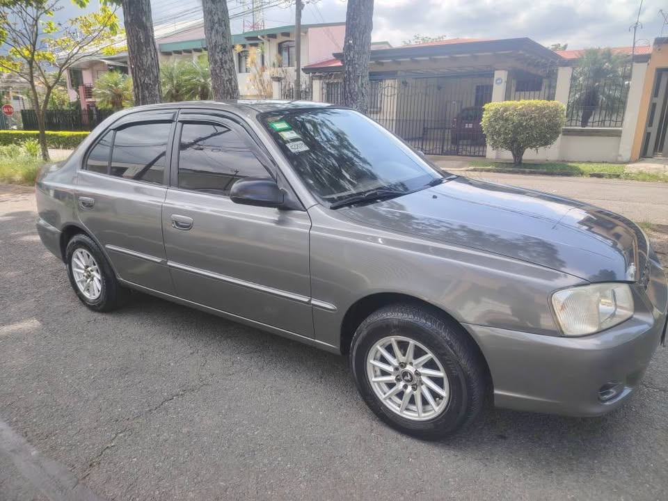 2000 Hyundai Accent - foto 2