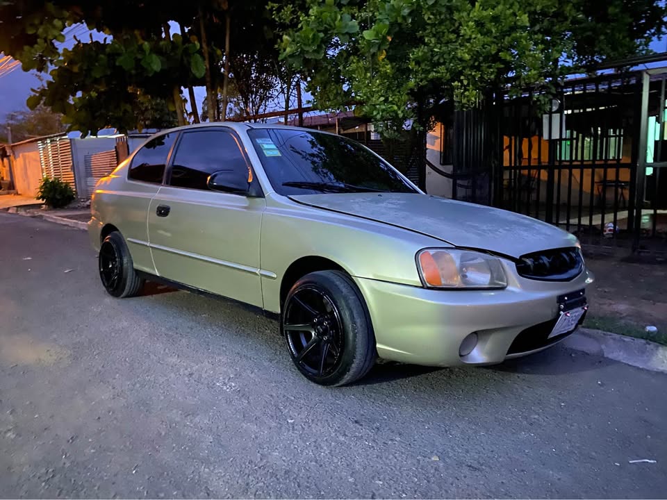 2001 Hyundai Accent - foto 2