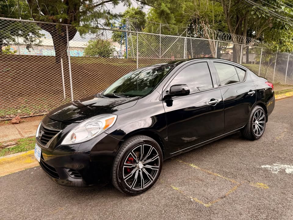 2012 Nissan Versa - foto 2
