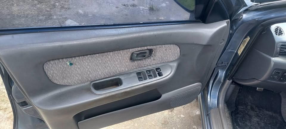 1998 Nissan Sentra - foto 5