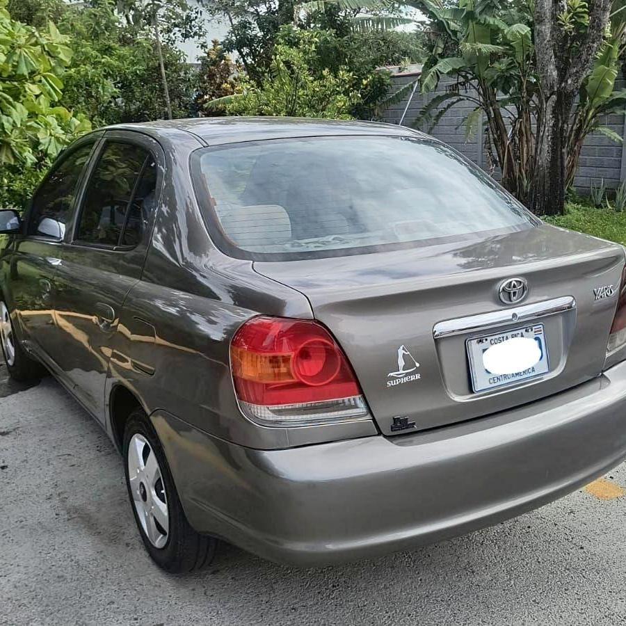 2004 Toyota Yaris - foto 1