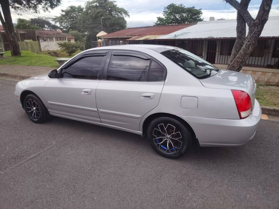 2001 Hyundai Elantra - foto 2