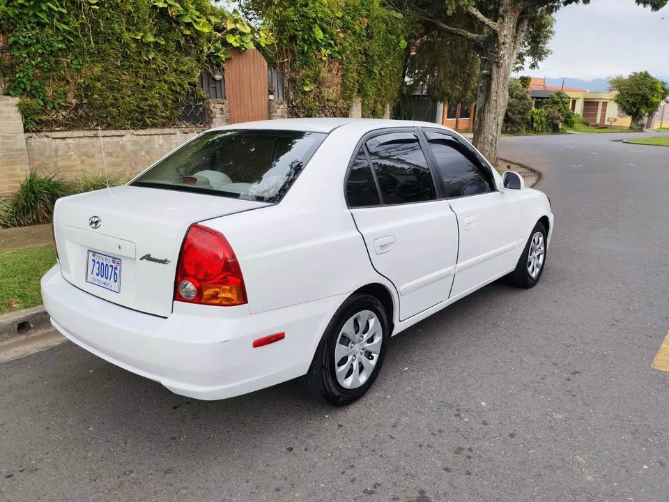 2005 Hyundai Accent - foto 2