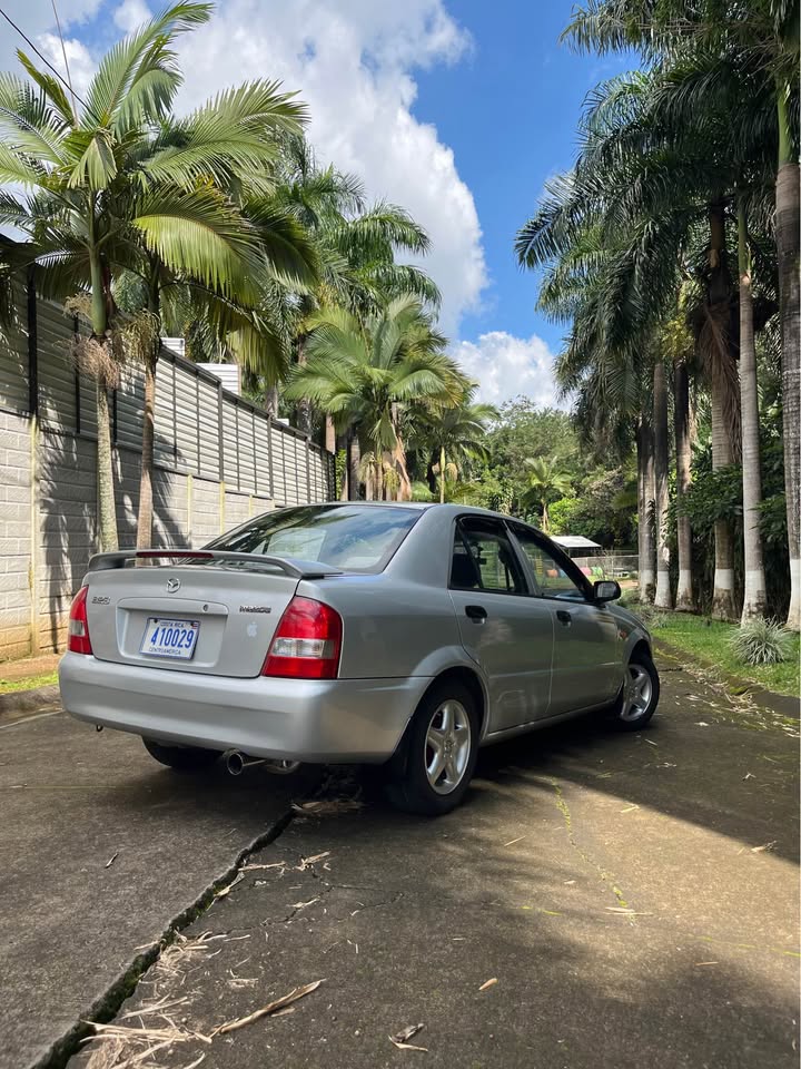 2001 Mazda 323 - foto 2