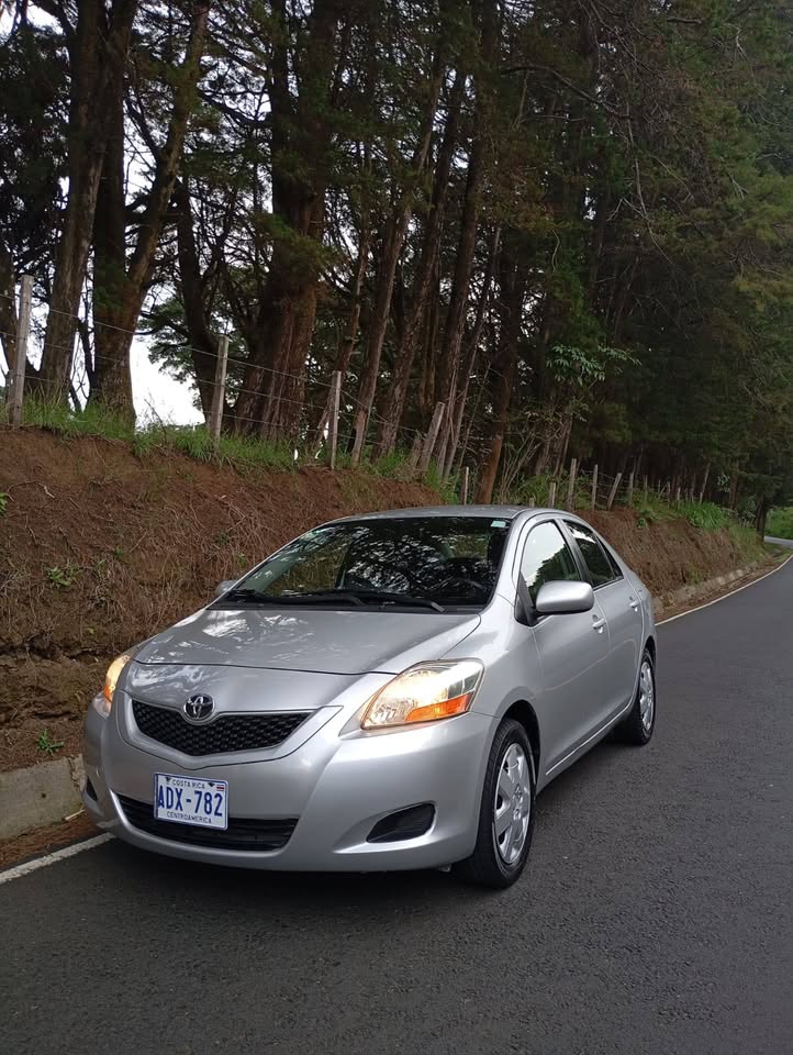 2010 Toyota Yaris - foto 2