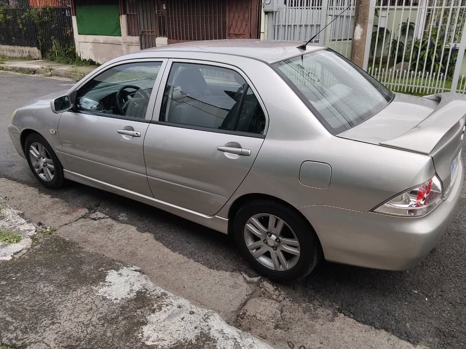 2012 Mitsubishi Lancer - foto 2