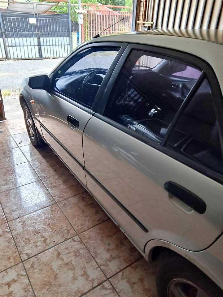 2002 Mazda 323