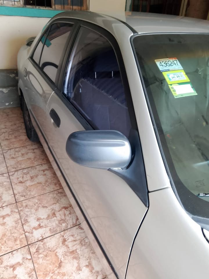 2002 Mazda 323 - foto 2