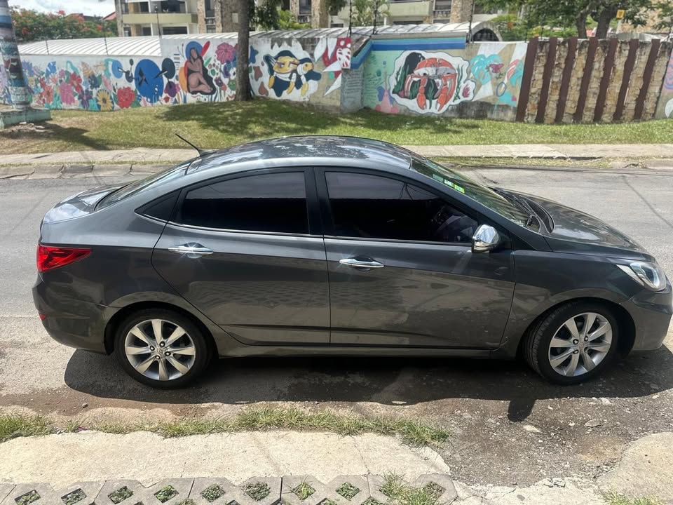 2011 Hyundai Accent - foto 2