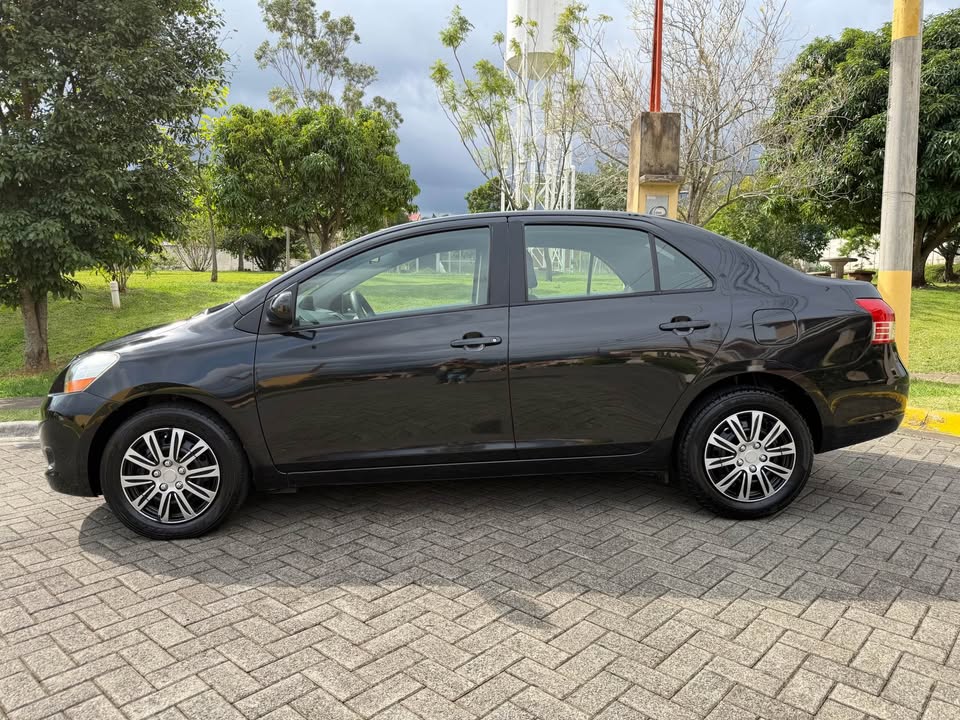 2011 Toyota Yaris - foto 2