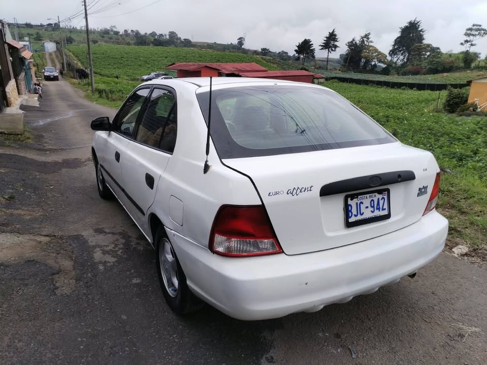 2000 Hyundai Accent - foto 2