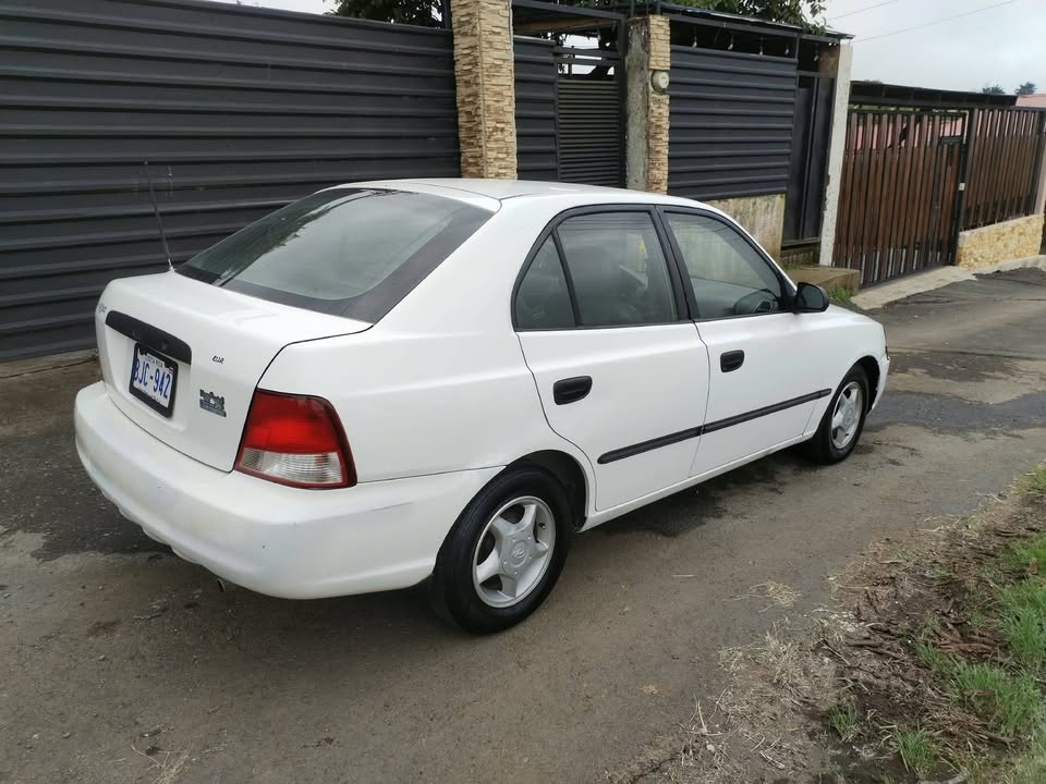 2000 Hyundai Accent - foto 4