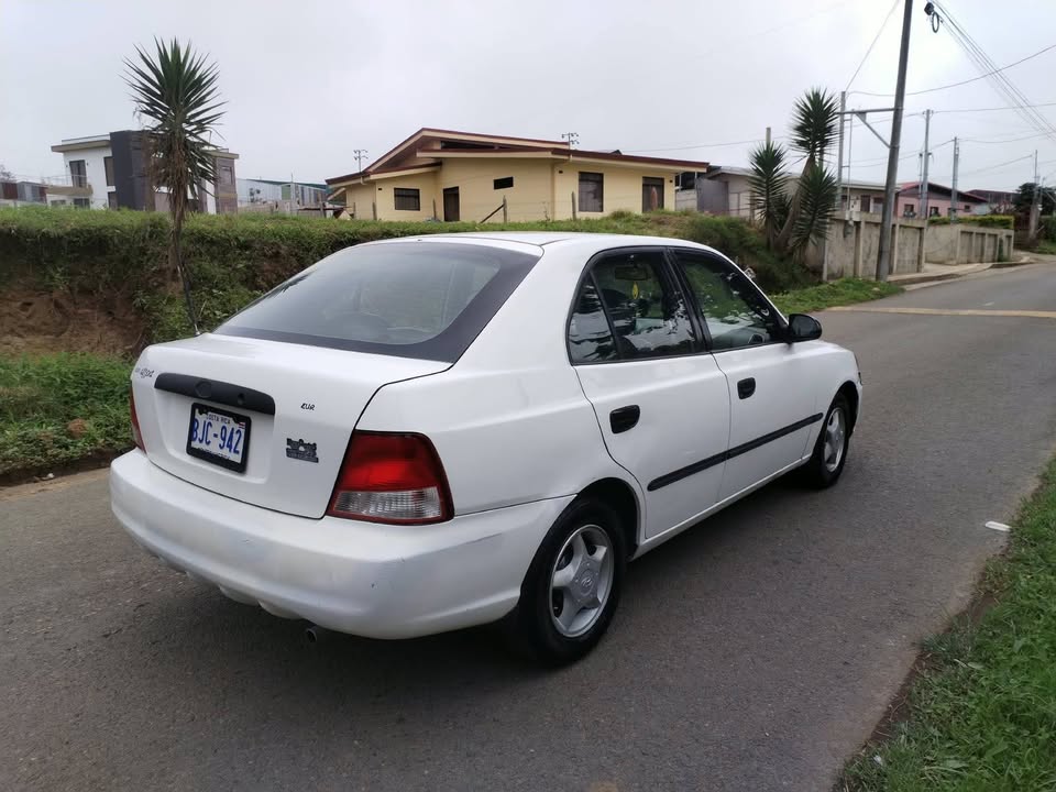 2000 Hyundai Accent - foto 5
