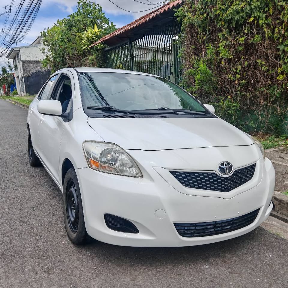 2012 Toyota Yaris - foto 2