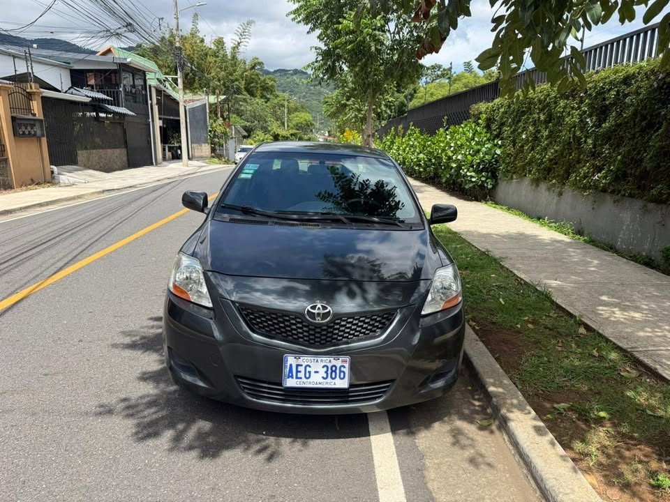 2011 Toyota Yaris - foto 2