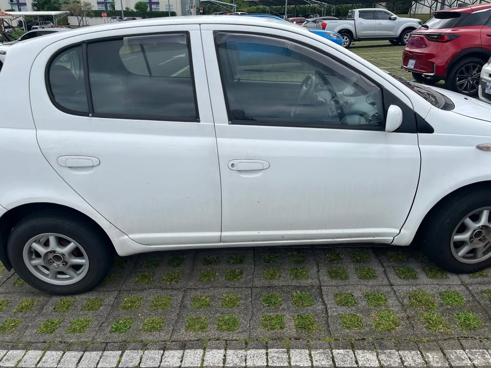 2002 Toyota Yaris - foto 3