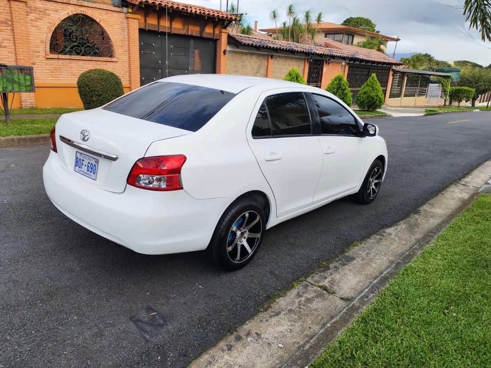 2012 Toyota Yaris Sedan - foto 2