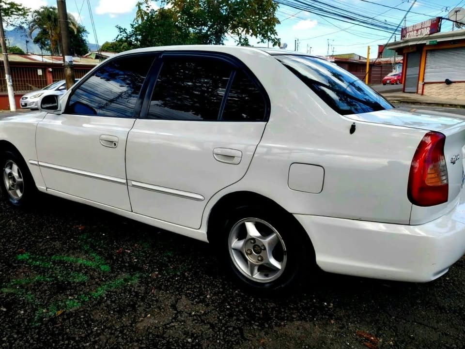 2002 Hyundai Accent - foto 2