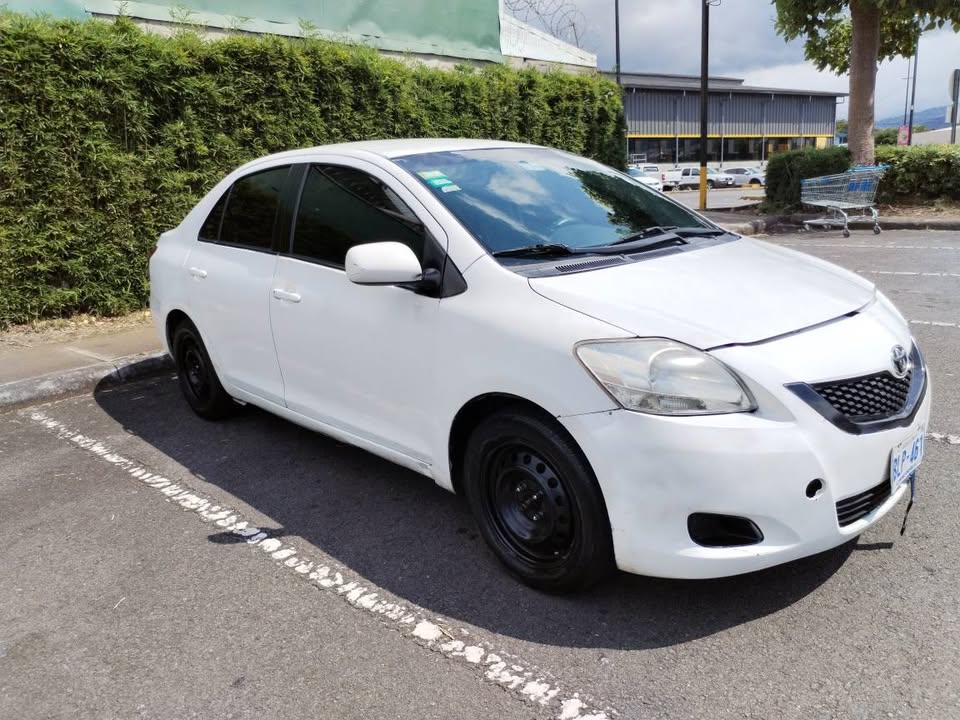 2012 Toyota Yaris - foto 2