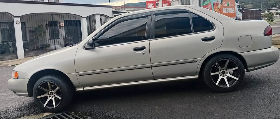 1998 Nissan Sentra - foto 2