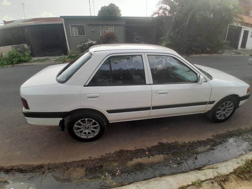 1993 Mazda 323 - foto 2