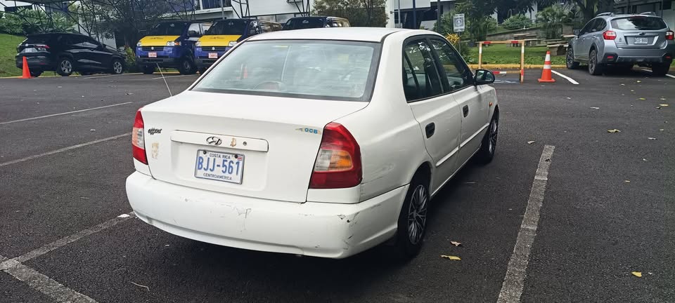 2002 Hyundai Accent - foto 2